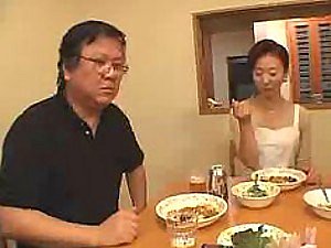 Sottomesso Asian Granny Ottiene Gangbanged e coperti di sperma caldo