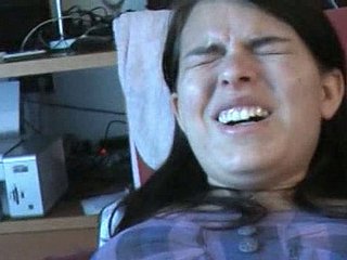 Zuzinka mendapat pussy dia melancap dengan jari melalui Leggins