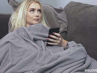 Petite Blondine Anastasia Ritter spreizt gerne ihre Beine für eine Rute