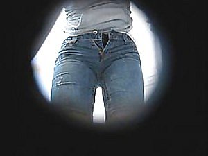 소녀의 화장실에서 숨겨진 카메라
