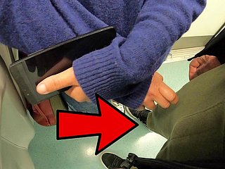 Bilinmeyen kadın metrodaki horozuma dokun