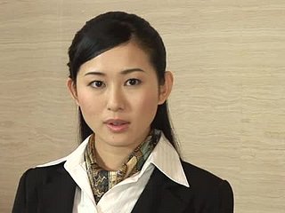 Mio Kitagawa 호텔 노동자가 고객의 수탉을 빤다.