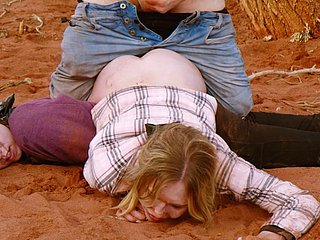 MILF est sale anal dans le sale pendant que Cuck Girl assiste