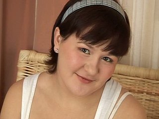 통통한 갈색 머리 병아리 케이트는 그녀의 구멍과 입에 확고한 수탉을 가지고 있음을 좋아합니다.