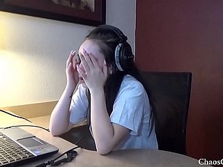 18 -летняя Ленна Люкс Мастурбирует в наушниках