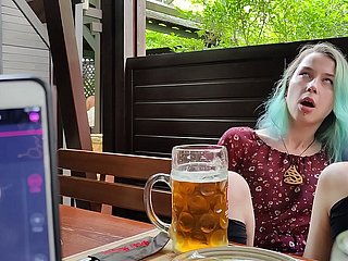 ¡Control de orgasmo remoto de mi hermanastra en el pub!