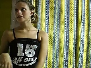 Schlanker und attraktiver deutscher Teenager freut sich rasiert.