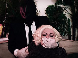 Горячая странная: мужчина покрывает рот девушки, а затем срезает ее одежду. Медицинские перчатки и стоны
