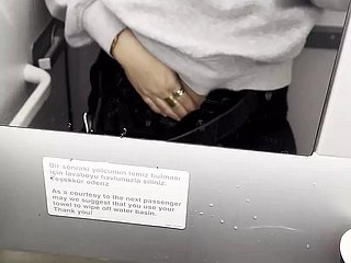 Quente eu me masturbo nos banheiros gain avião - Jasmine SweetArabic
