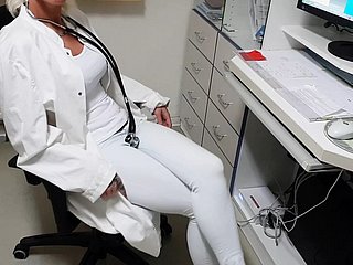Doktor uwodzi ją w swoim badaniu