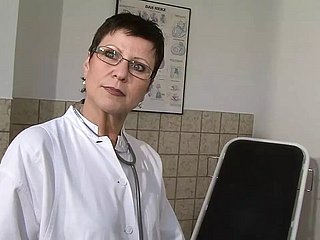 MILF calientes y ansiosos disfrutan del coño paintbrush juguetes - 3