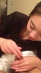 Shivering fille coréenne joue avec une microscopic bite coréenne pathétique