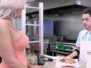 รู้สึกดีมากที่ได้ดูการรวบรวม MILFs และลูกไก่ป่าที่ร่วมเพศอย่างดุเดือด