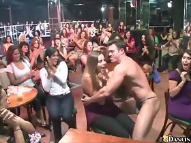 mulheres lindas mostrar suas habilidades chupar pau