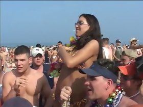 Piscando partido meninas se tateou na praia