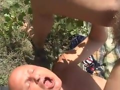 Бабушки писают на открытом воздухе
