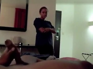Otel Hizmetçi yakalar Him Spasmodical ve Saatler Him Cum