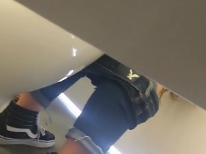 Peeing College Dame WC Voyeur 3 - HD