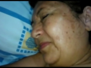 Колумбийский бабка дает вверх мудак, но не может взять на себя удары