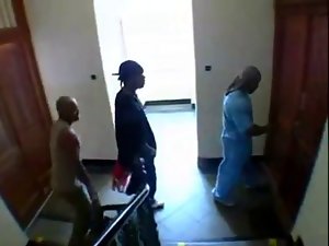 Tres negros follando a una rubia