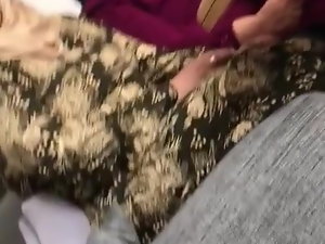 Dziwka turecki turban kobieta w brązowym błyszczące rajstopy