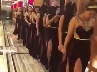 My Club- Tối nay trang phục màu đen gợi cảm