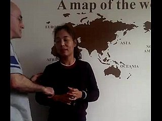 Pria Amerika dan istrinya Tionghoa serta seorang bocah lelaki Tionghoa tiga baris Dongguan