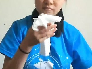 Gadis Cina memberikan pekerjaan pukulan