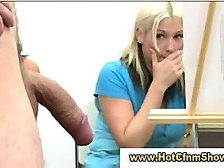 Cfnm babes dać facetowi ręczna robota w rzeczywistości groupsex