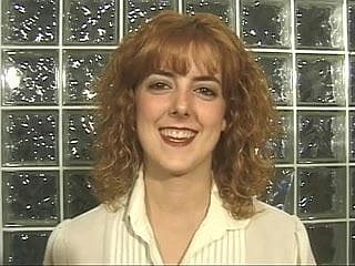 Redhead si spoglia e si accarezza le sue tette e figa