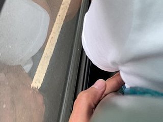 Toque MILF en autobús - tientas Milf