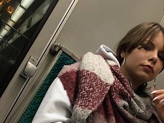 تنگ جینس میں Voyeur خوبصورت نوجوان پوشیدہ کیمرے بڑے ڈک فلیش